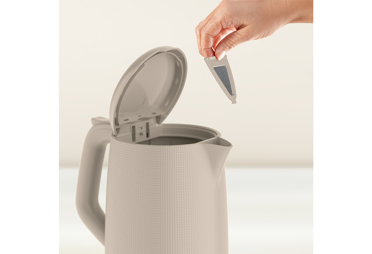 Απεικονίζεται ο βραστήρας με το καπάκι του ανοιχτό, να του αφαιρείται το φίλτρο αλάτων.